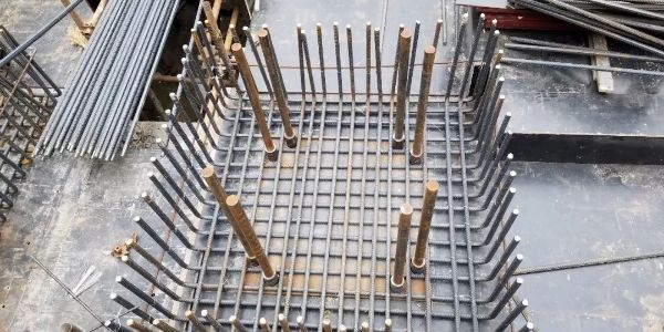 Bind the upper member of seismic isolator with steel bars.
