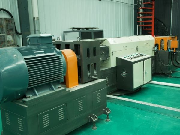 Extruder for seismic isolation bearing production
